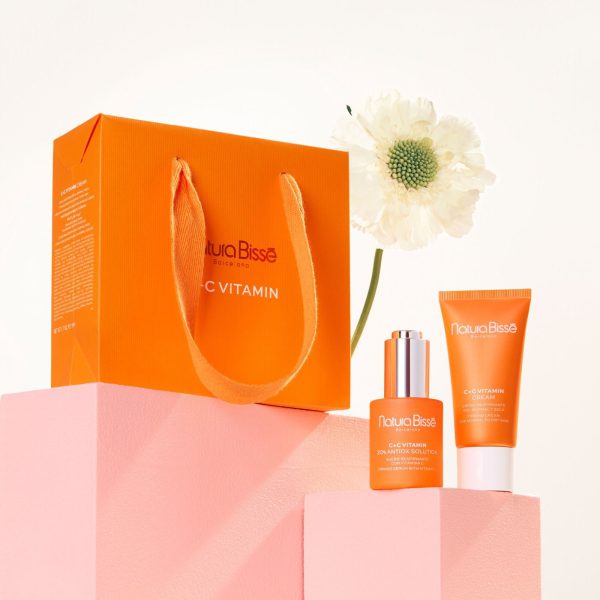 Disfruta de una piel, firme, luminosa y rejuvenecida con este set EDICIÓN LIMITADA. Este set contiene dos productos: Serum 20% antiox solution 30 ml Crema c+c vitamin cream 50 ml (REGALO)